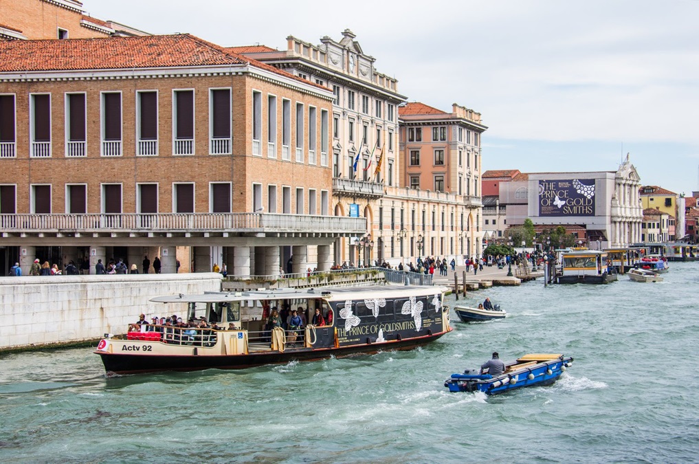 venezia-gondole Venezia veste Buccellati, sinonimo di tradizione ed eccellenza. Video