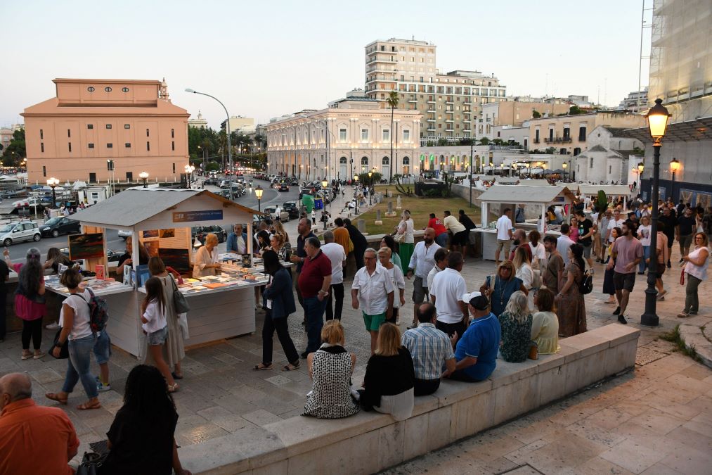 Lungomare-di-libri-edizioni-passate-4 Il Salone del Libro a Bari con "Lungomare di libri" dal 5 al 7 luglio