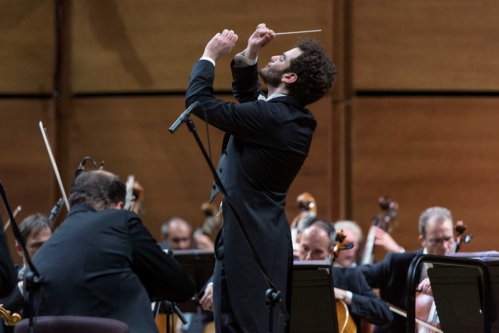 Tjeknavorian-dirige-l_Orchestra-Sinfonica-di-Milano-in-Amore-in-musica-foto-Angelica-Concari_13-1 Orchestra Sinfonica, Emmanuel Tjeknavorian alla Scala