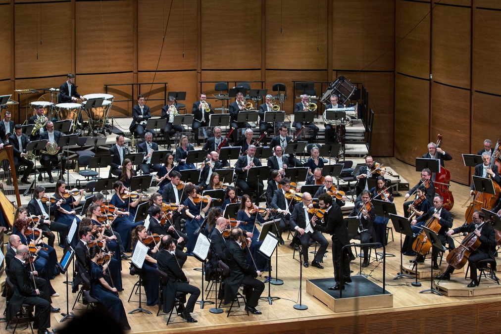 Tjeknavorian-dirige-l_Orchestra-Sinfonica-di-Milano-in-Amore-in-musica-foto-Angelica-Concari_16-1 Orchestra Sinfonica, Emmanuel Tjeknavorian alla Scala