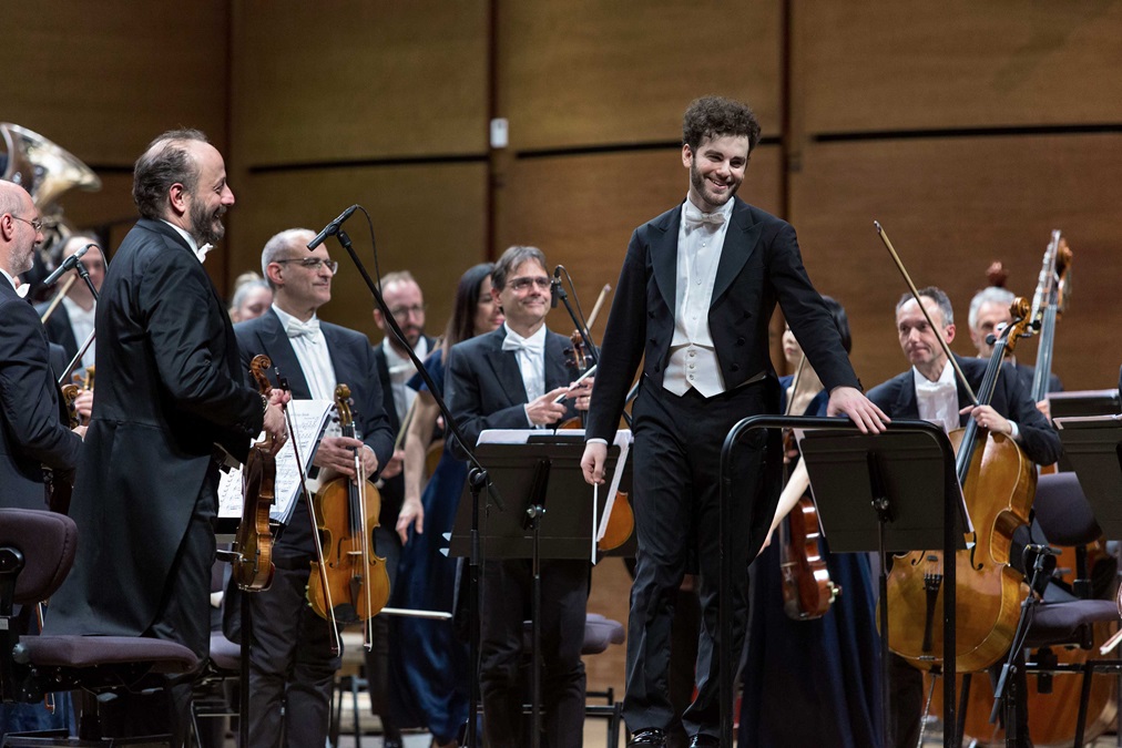 Tjeknavorian-dirige-l_Orchestra-Sinfonica-di-Milano-in-Amore-in-musica-foto-Angelica-Concari_33-1 Orchestra Sinfonica, Emmanuel Tjeknavorian alla Scala