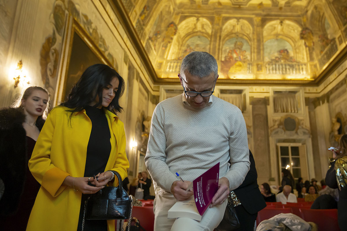 Nino-Argentati-mentre-autografa-il-suo-libro Premio Artista d’Europa 2024 e l’arte di farsi conoscere